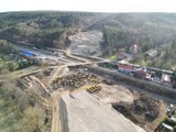 Budowa drogi ekspresowej S6 Bożepole W. - Leśnice. Najnowsze zdjęcia wykonane z drona