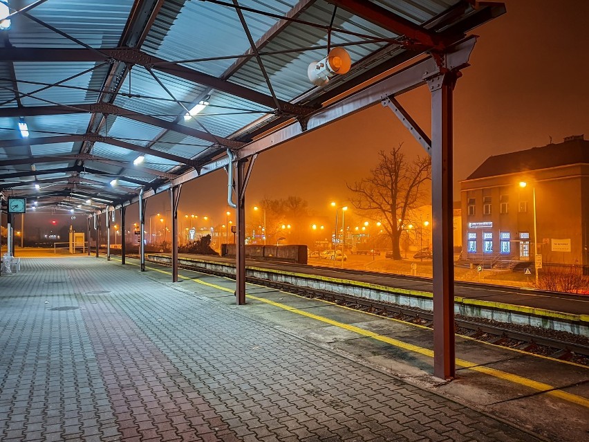 Dworzec kolejowy w Żarach. Zobaczcie żarską stację na archiwalnych zdjęciach