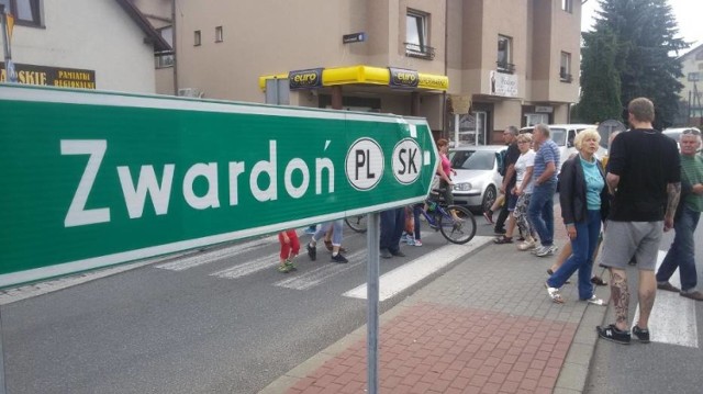 Po otwarciu słowackiej odcinka autostrady D-3 mieszkańcy Węgierskiej Górki protestowali przeciw zwiększonej ilości tirów