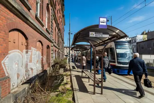 W ostatnich latach w Bydgoszczy wyremontowano wiele kamienic. Część opuszczonych budynków została wyburzona. Mimo tego tych popadających w ruinę nadal jest całkiem sporo. 

Zobaczcie zdjęcia budynków, które najlepsze lat zdecydowanie mają już za sobą.