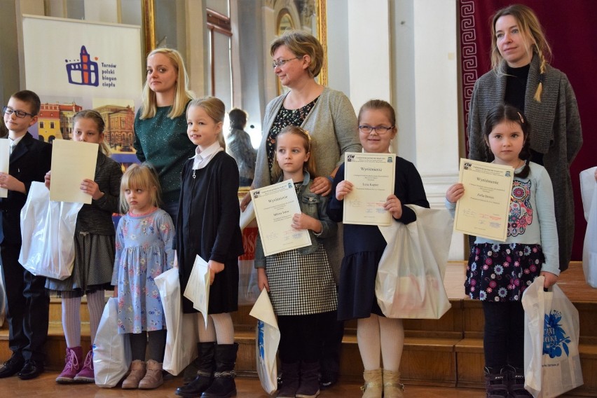 Tarnów. Laureaci konkursu plastycznego i literackiego odebrali nagrody w Sali Lustrzanej