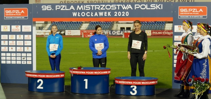 Klaudia Adamek przed podium (3)