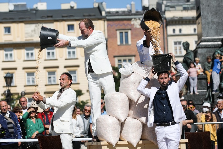 Kraków. 34. Festiwal Teatrów Ulicznych ULICA. "Dziwne zdarzenia. Reaktywacja". Artyści znów pojawili się na Rynku Głównym [ZDJĘCIA]