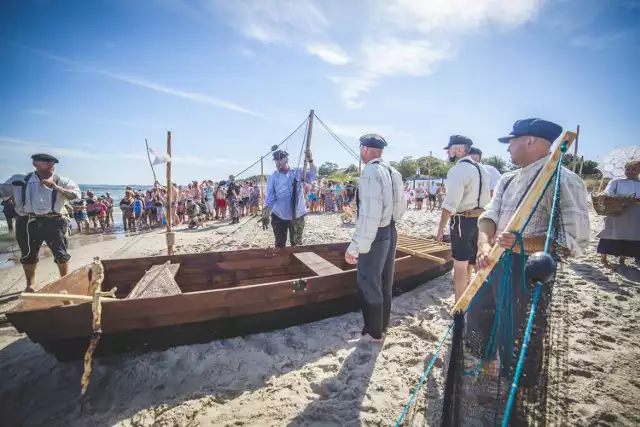 Dożynki Rybne – Święto Ustki. Inscenizacja na plaży. Rybacy łowili jak za dawnych lat