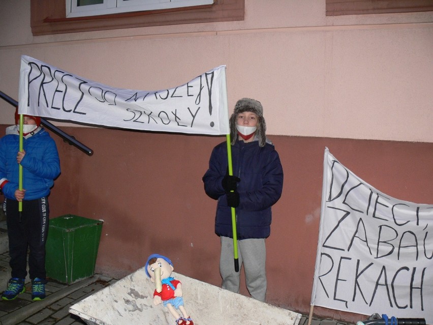 "Precz od naszej szkoły!". Protest rodziców, sympatyków i uczniów przed sandomierską "dwójką. Mocne słowa w stronę burmistrza [WIDEO]