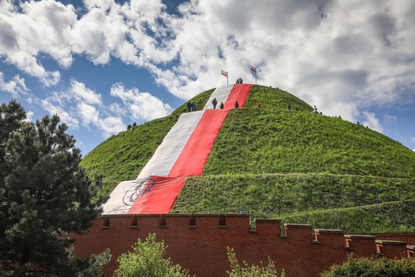 Biało-czerwony Kraków pięknie udekorowany na majowe święta
