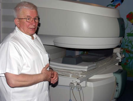 Specjalista radiolog, lek. Janusz Dębski, podkreśla, że w przeciwieństwie do innych badań radiologicznych, rezonans nie wykorzystuje promieniowania rentgenowskiego, lecz nieszkodliwe dla organizmu pole magnetyczne i fale radiowe. FOT. MACIEJ JĘDRZYŃSKI
