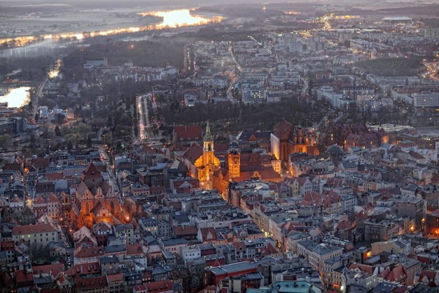 Do poniedziałku, 18 września,  w Sejmie czynna będzie wystawa "Toruń. 20 lat na Liście Światowego Dziedzictwa UNESCO".
Przygotowana została przez Muzeum Okręgowe w Toruniu. 

Zobacz także: Tak będzie wyglądała nowa siedziba sądu w Toruniu [WIZUALIZACJE]

Starannie wyselekcjonowane fotografie autorstwa Daniela Pacha, przedstawiają unikatowe zabytki, urokliwe zakątki i oddają niepowtarzalną atmosferę i piękno miasta. 

Zobacz także: Jaka nowa nazwa dla osiedla JAR w Toruniu? [LISTA]