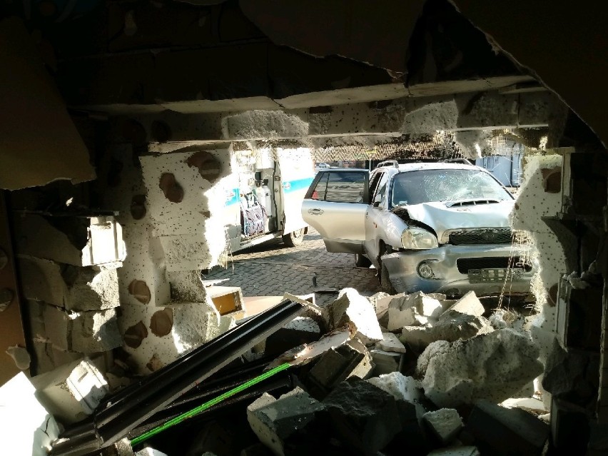 Wypadek pod Krakowem. Samochód uderzył w sklep. Nie żyje 43-letni kierowca [ZDJĘCIA]
