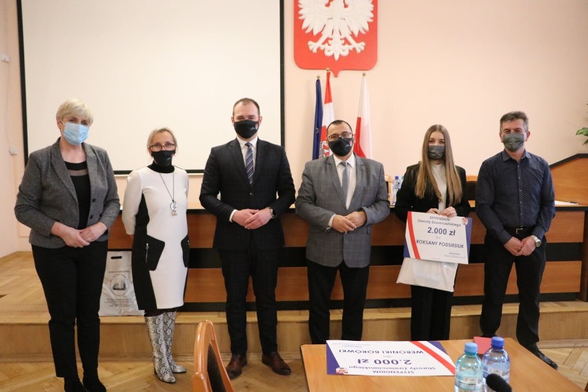 Najzdolniejsi uczniowie z powiatu otrzymali stypendium Starosty Zawierciańskiego.
