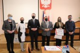 Stypendia dla uczniów szkół ponadpodstawowych z powiatu zawierciańskiego. Zostali nagrodzeni przez Starostę