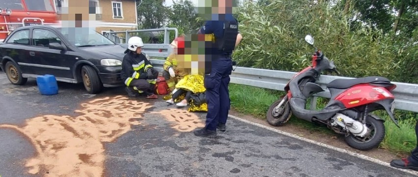Wolany: zderzenie osobówki ze skuterem. Jedna osoba trafiła do szpitala 