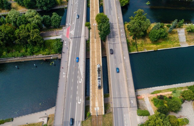 Mosty „Solidarności" w ciągu ul. Focha to zespół 6 obiektów (4 drogowych i 2 tramwajowych) nad Brdą i Młynówką