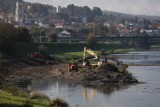 Ciężki sprzęt nad Sanem w Przemyślu. Sprawdziliśmy, czego dotyczą prace [ZDJĘCIA]