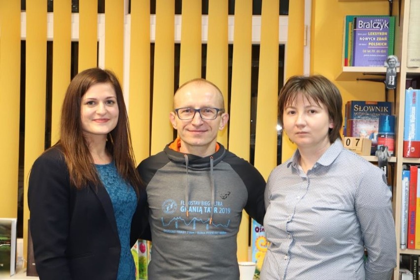 Spotkanie z ultramaratończykiem Tomaszem Pawłowskim w bibliotece w Blizanowie FOTO