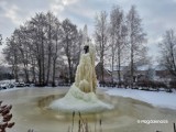 Lodowa fontanna w Przodkowie. Mroźna pogoda sprawiła, że przy Domu Strażka OSP w Przodkowie pojawiła się lodowa maczuga | ZDJĘCIA, WIDEO