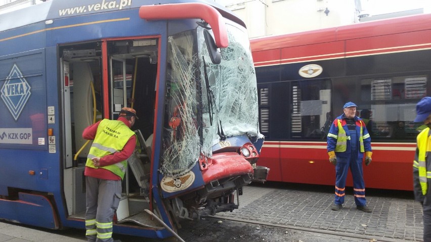 Katowice: Zderzenie tramwajów. Są ranni [wypadek na Placu Wolności, ZDJĘCIA]