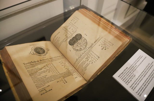 Od środy 22 lutego Muzeum Okręgowe zaprasza na wystawę starodruków i grafik kopernikańskich. Można na niej zobaczyć m.in. wszystkie przechowywane w Toruniu egzemplarze pierwszych wydań najważniejszego dzieła urodzonego 550 lat temu astronoma.