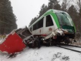 Tragiczny wypadek na przejeździe kolejowym w gminie Sidra. Pociąg zderzył się z dostawczym iveco. Zginął kierowca. Ruch pociągów wstrzymany