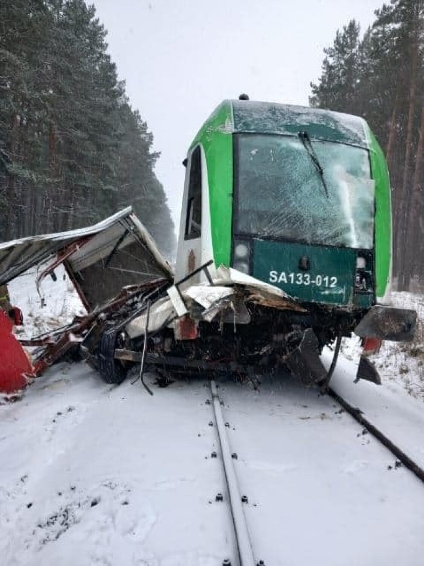 Tragiczny wypadek na przejeździe kolejowym w gminie Sidra. Pociąg zderzył się z dostawczym iveco. Zginął kierowca. Ruch pociągów wstrzymany