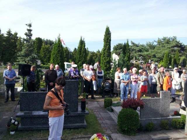 Powstanie Warszawskie - Hel: uroczystość na cmentarzu przy...