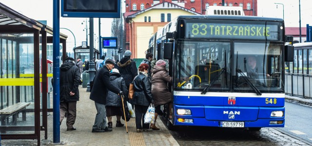 Jeszcze 15 stycznia 2016 r. (na zdjęciu) autobus linii nr 83 można było zobaczyć np. pod dworcem PKP