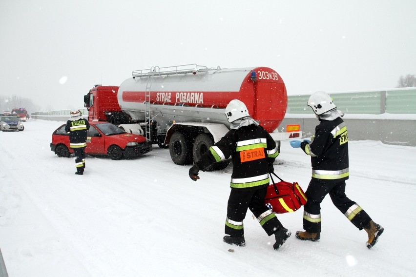 Wschodnia obwodnica Wrocławia: Próbny wypadek. Siedem zastępów straży, dwie karetki i ewakuacja FOTO