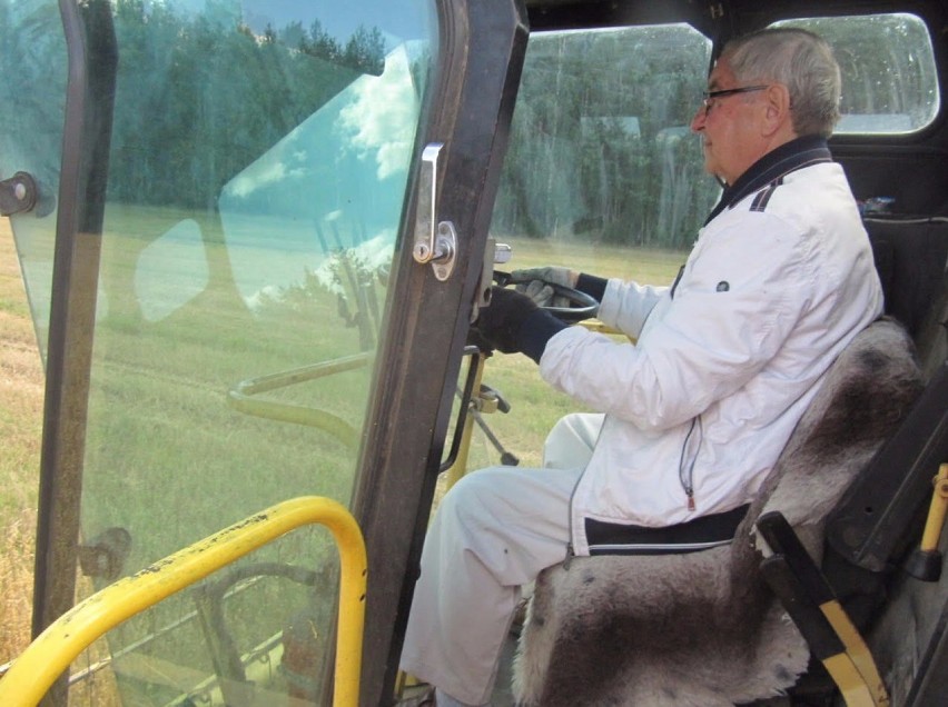 Abp Sławoj Leszek Głódź na kombajnie. Pracowite wakacje metropolity gdańskiego [ZDJĘCIA]