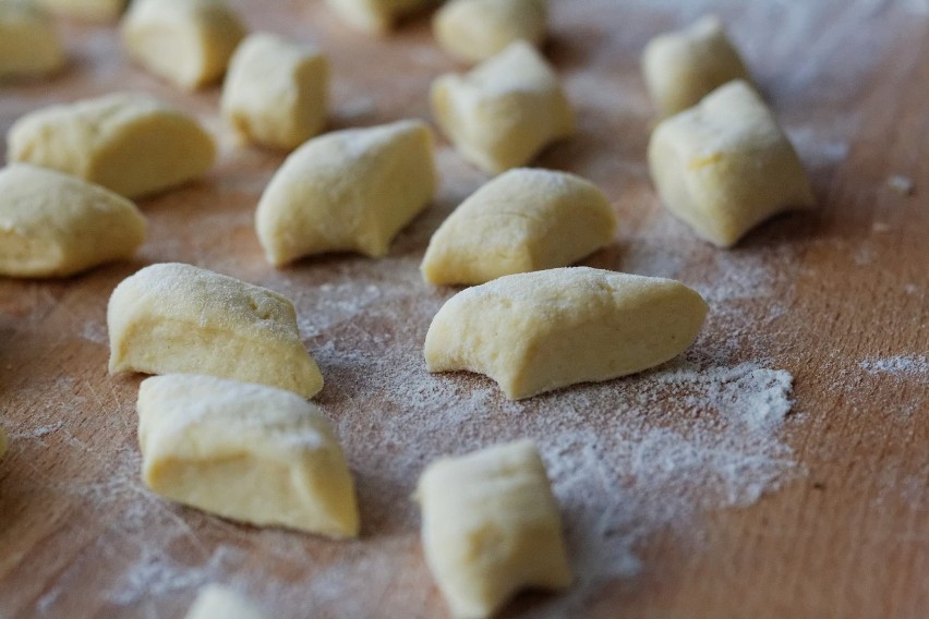 Składniki:
30 dag mąki,
1 szklanka maku,
3 łyżki miodu,1...