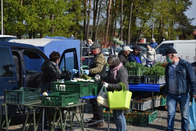 Nowotomyskie targowisko co tydzień - w środy i w soboty - przyciąga swoją ofertą wielu mieszkańców okolicy. Jest tu ponad 100 wystawców.