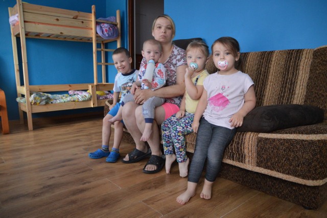 Gabriela Leszczyńska z czworgiem dzieci, bo najstarsze dziewczynki pojechały na wycieczkę. Mąż pani Gabrysi był w pracy