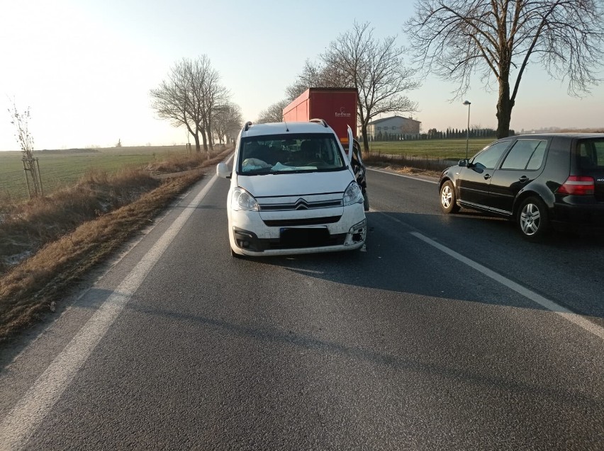 Zderzenie dwóch pojazdów osobowych na trasie Grodzisk-Ptaszkowo