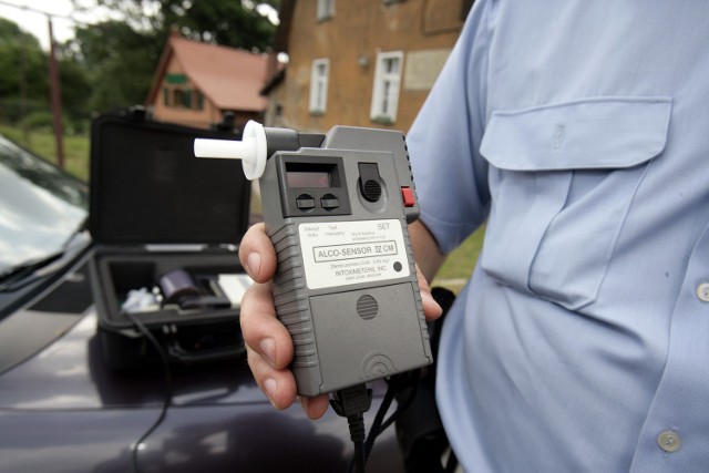 W środku nocy (godz. 1.35) na drodze Cetyń - Starkowo (gm. Trzebielino) policjanci zatrzymali do kontroli opla vectrę. Okazało się, że 26-letni kierowca był mocno nietrzeźwy. Wydmuchał aż 2,5 promila alkoholu, a na domiar złego nie posiadał także prawa jazdy