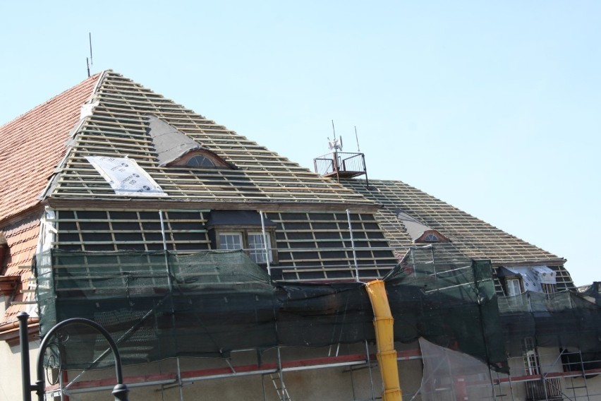 Trwa remont dachu Urzędu Miejskiego w Bytowie. Prace potrwają do końca roku 