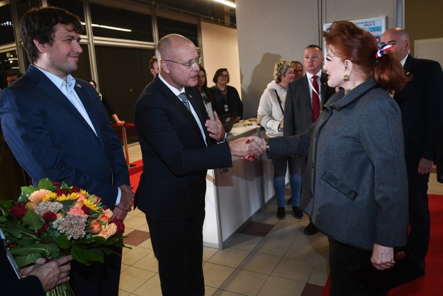 Prezes Tomasz Szypuła wita na targach World Travel Show panią ambasador USA Georgette Mosbacher