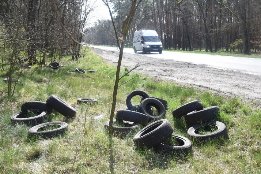 Opony wyrzucone pomiędzy Niedoradzem a Otyniem. grozi za to...