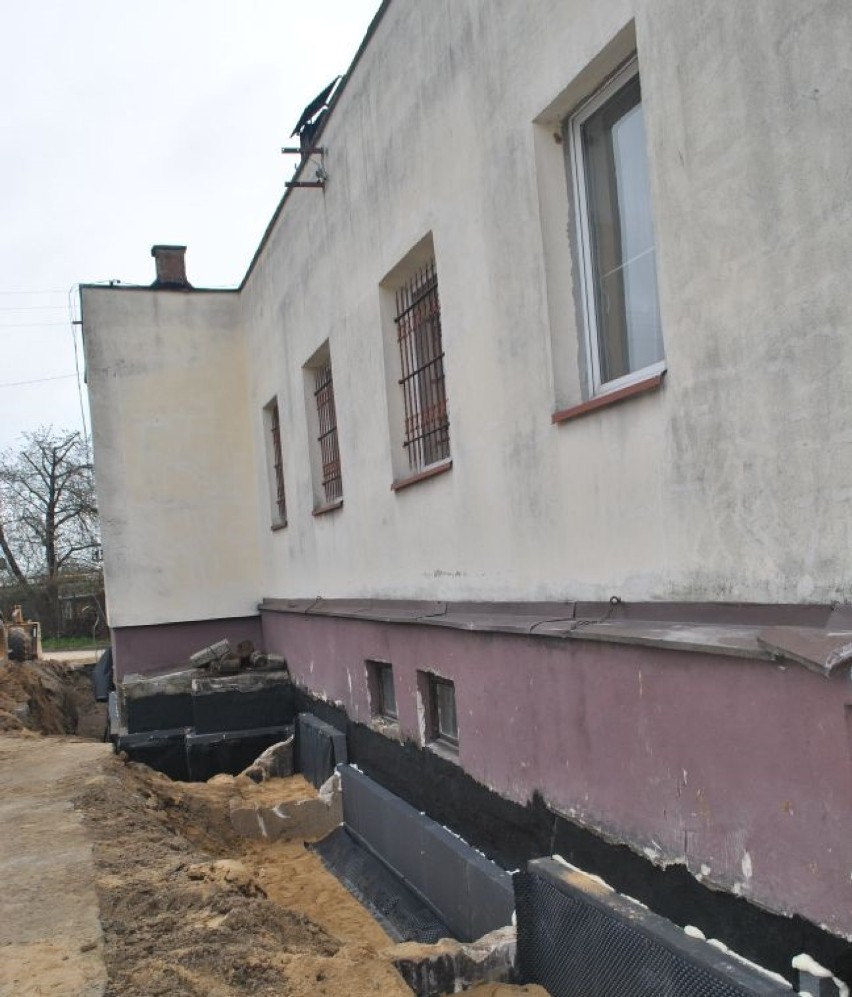 Budynek GOPS-u i ośrodka zdrowia w Nielubi przechodzi gruntowny remont 
