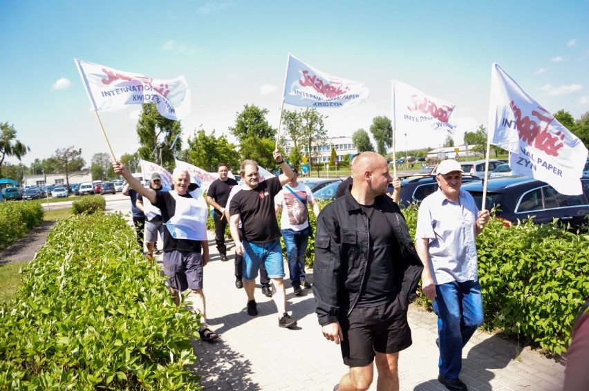 Protest strażaków z International Paper Kwidzyn. Domagali się podwyżek, jest porozumienie [ZDJĘCIA]