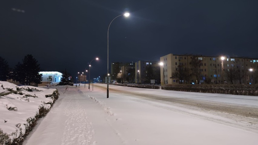 Piotrków pod śniegiem. Fatalne warunki na drogach Piotrkowa - na ulicach zalega śnieg i lód. Styczeń 2021 [ZDJĘCIA]