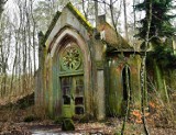 W tym ponurym mauzoleum kiedyś chowano ludzi. Po wojnie piękna budowla zaczęła popadać w ruinę, dziś jest skryta w lesie