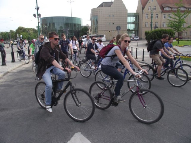 Około 70 osób pojechało rowerami z placu Mickiewicza na Morasko, ...