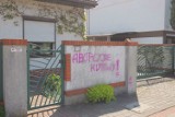 Obraźliwy napis na płocie domu żony prezydenta Poznania. Policja szuka sprawcy [ZDJĘCIA]