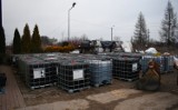 Nielegalne składowiska odpadów pod Warszawą. Policja znalazła kilkaset zbiorników z cieczą o silnych właściwościach żrących