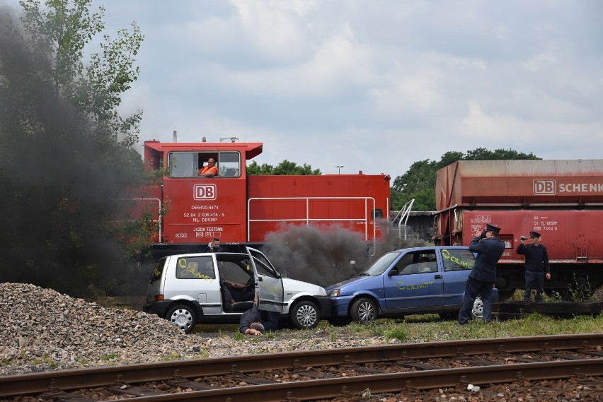 Pociąg uderzył w busa na przejeździe kolejowym przy Górniczej w Jastrzębiu-Zdroju. Służby ćwiczą akcję ratowniczą