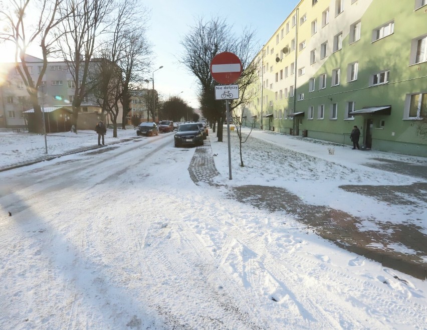 Zima powróciła do Radomia. Główne drogi w Radomiu są czarne...