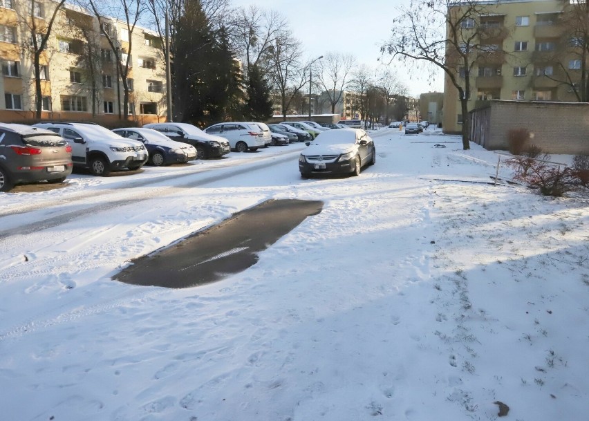 Zima powróciła do Radomia. Główne drogi w Radomiu są czarne...