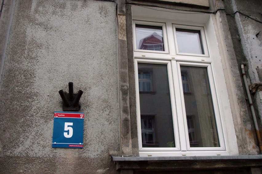 Nowe oznaczenia budynków w Słupsku: Akcja wymiany tablic z numeracją