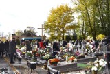 Tłumy na cmentarzu w Sławnie. Wszystkich Świętych - 01.11.2023. Zdjęcia, wideo