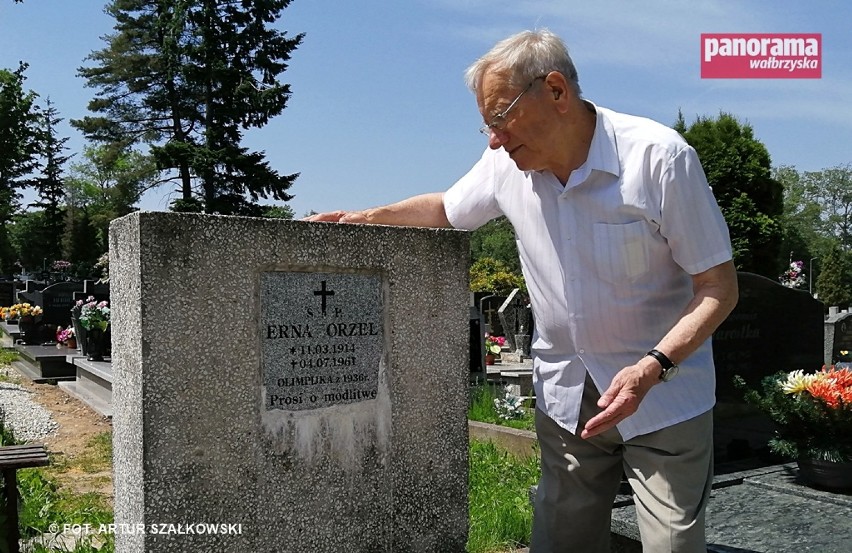 Kazimierz Niemierka w miejscu pochówku Erny Orzeł na...