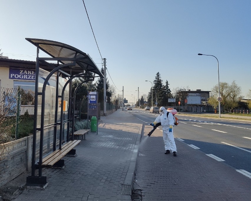 Strażacy z OSP Sulisławice dezynfekują przystanki autobusowe...